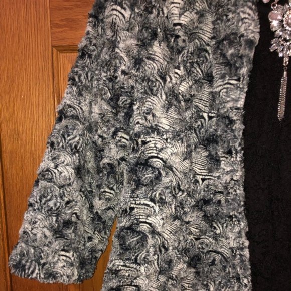 Chico’s Faux Fur Jacket Sz L - EUC - Picture 2 of 6